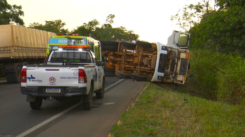 Motorista é socorrido em estado grave após caminhão betoneira tombar na BR-163 em Sorriso