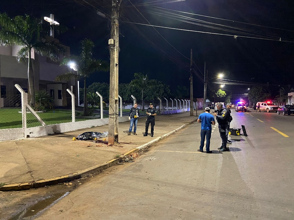 Homem assassinado é alvo de dez tiros no meio da rua em Sorriso Homem assassinado é alvo de dez tiros no meio da rua em Sorriso