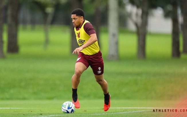 Vitor Roque volta aos treinos e pode ser opção no ataque do Athletico; confira Vitor Roque volta aos treinos e pode ser opção no ataque do Athletico; confira
