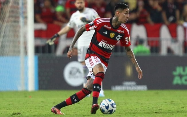 Trio treina com elenco e está à disposição do Flamengo contra o Bragantino