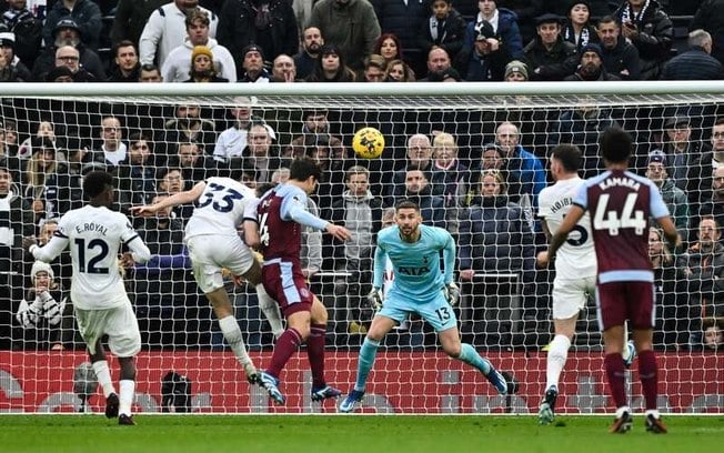 Son tem três gols anulados, e Tottenham perde em casa