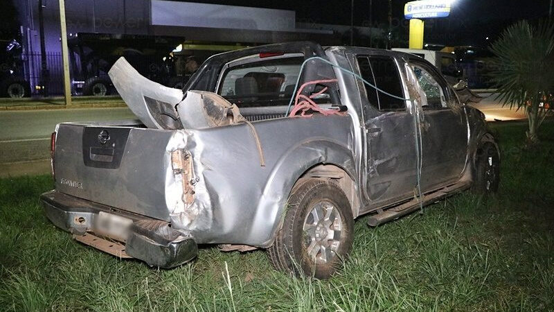 Morador de Sorriso perde o controle da direção e capota caminhonete na BR-163