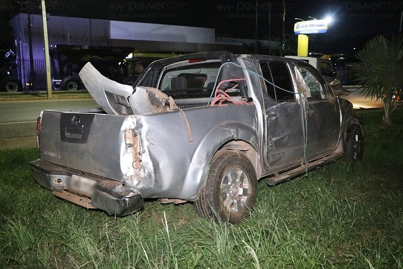 Morador de Sorriso perde o controle da direção e capota caminhonete na BR-163