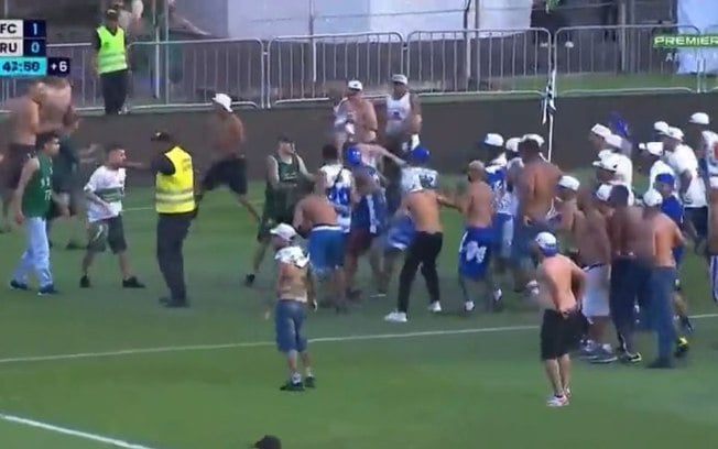 Coritiba x Cruzeiro: torcidas invadem e brigam em campo; veja imagens