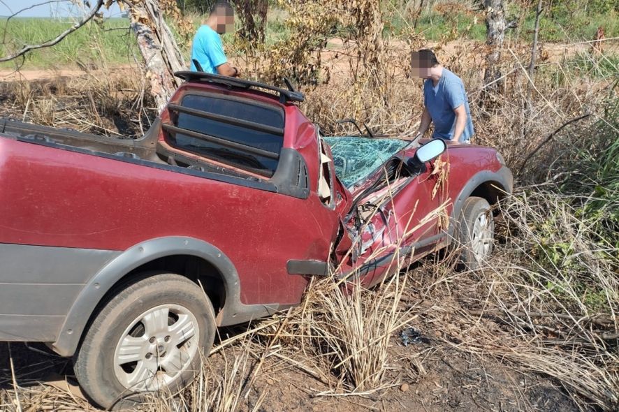 Homem perde controle de direção, bate carro em árvore e morre em São José do Rio Claro