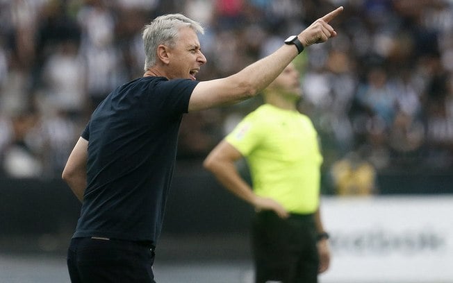 Após dois jogos, Tiago Nunes reconhece má fase e pode barrar Tiquinho no Botafogo