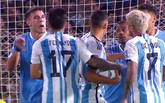 Após bronca de Messi, jogador do Uruguai se desculpa por gesto obsceno