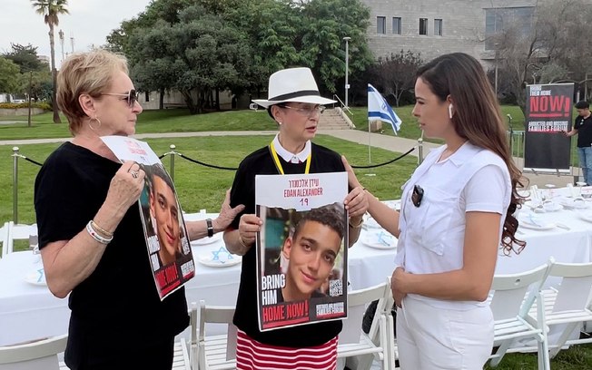 Erika Abreu ouve relatos de familiares de reféns da guerra de Israel