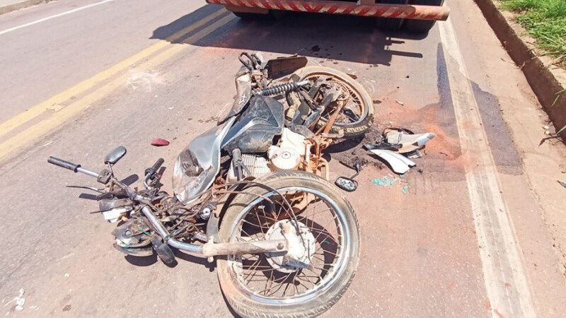 Moto é esmagada por carreta e condutor sai ileso em Sinop