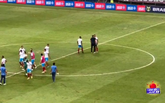 Ceni perde paciência e discute em campo com jogadores do Bahia; veja