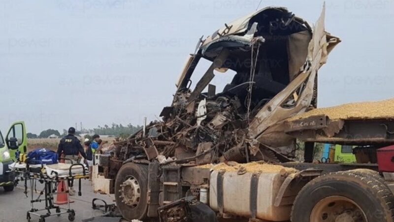 Tráfego na BR-163 entre Mutum-Posto Gil onde carretas bateram é liberado; carreteiro morreu