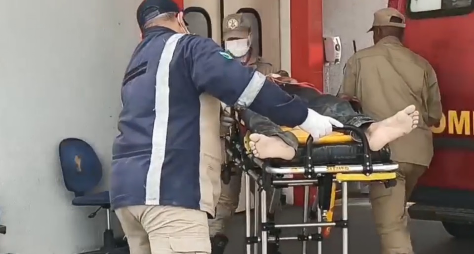 Homem tem dedo decepado após receber ‘salve’ de criminosos; vítima teve a garganta cortada em Sinop Homem tem dedo decepado após receber ‘salve’ de criminosos; vítima teve a garganta cortada em Sinop