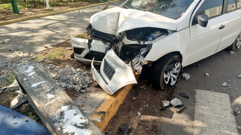 Carro bate em poste no centro de Sinop e danifica rede elétrica