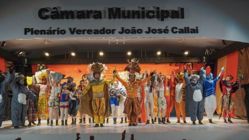 Mais de mil pessoas acompanham musical “O Rei Leão” em Lucas do Rio Verde