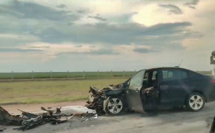 Carro fica com a frente destruída em acidente na BR-163 entre Sorriso e Lucas do Rio Verde