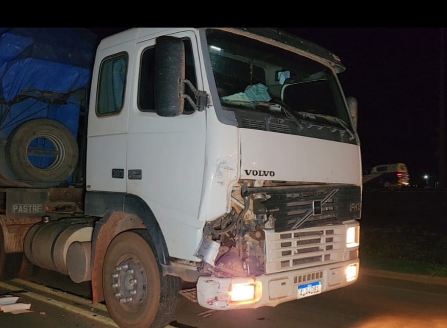 Motociclista sofre fratura exposta após bater de frente com carreta em Sinop