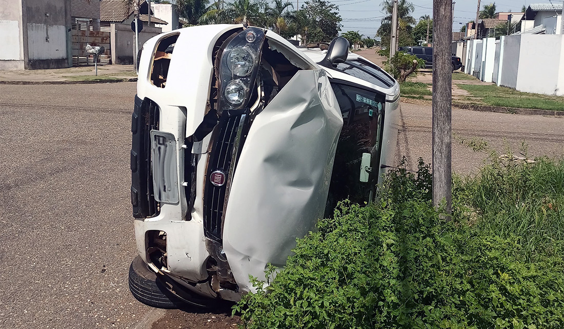 Carro tomba após colisão com outro em Sinop