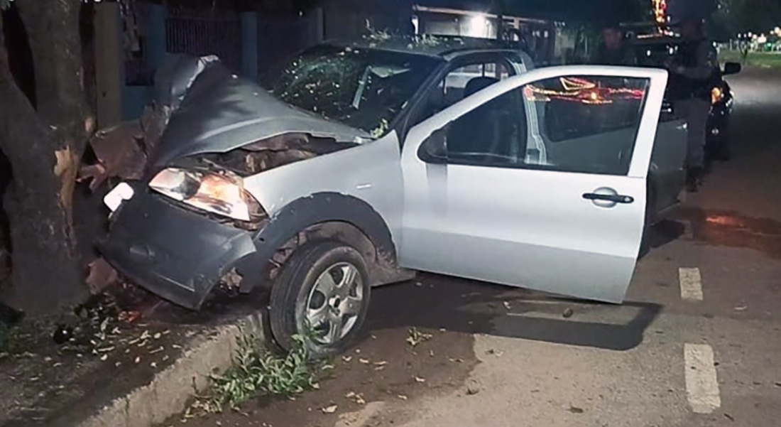 Carro atinge árvore em avenida de Sinop e motorista é internado