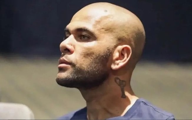 Daniel Alves receb R$ 16 milhões do Tesouro da Espanha Daniel Alves receb R$ 16 milhões do Tesouro da Espanha