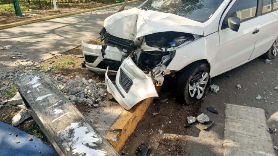 Motorista embriagado bate carro em poste e deixa bairro sem luz