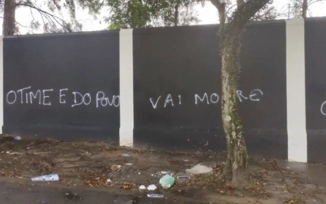 Corinthians: Parque São Jorge amanhece com marcas de tiros e pichações