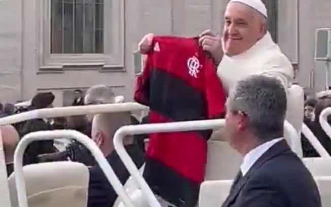 Papa Francisco ganha camisa do Flamengo no Vaticano Papa Francisco ganha camisa do Flamengo no Vaticano