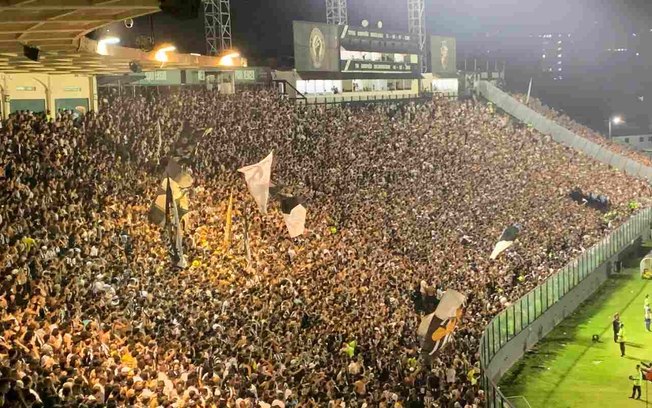 Torcedores do Botafogo se envolvem em confusão em São Januário após derrota para o Grêmio