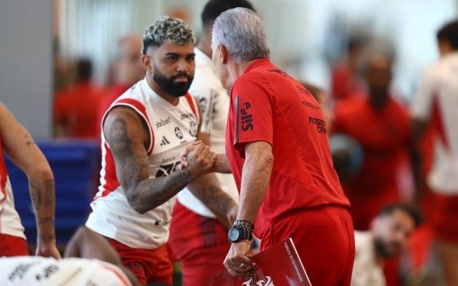 Flamengo monitora mercado e tenta resolver pendências contratuais Flamengo monitora mercado e tenta resolver pendências contratuais