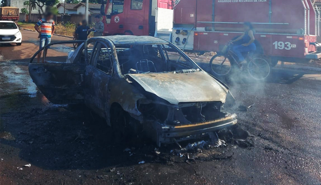 Carro pega fogo e fica destruído em avenida no Nortão