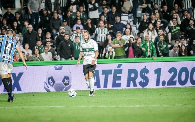 “Aposta da SAF” marca primeiro gol pelo Coritiba em partida do rebaixamento