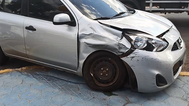 Dois carros colidem na região central em Sinop; gestante é encaminhada a unidade de saúde