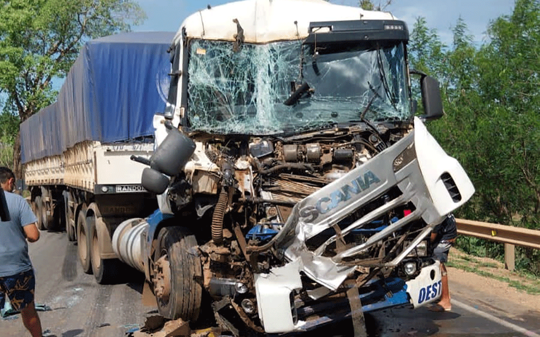 Carretas se envolvem em acidente em rodovia no Mato Grosso; pista interditada por 3 horas