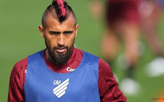 Com futuro incerto no Athletico, Vidal retornar a Curitiba para reta final de recuperação Com futuro incerto no Athletico, Vidal retornar a Curitiba para reta final de recuperação