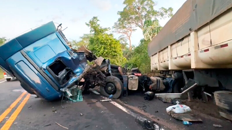 Cabine de carreta é quase arrancada em violenta colisão em rodovia de Mato Grosso