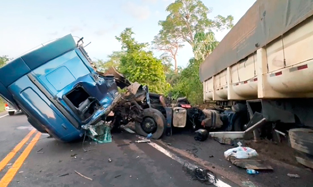 Cabine de carreta é quase arrancada em violenta colisão em rodovia de Mato Grosso