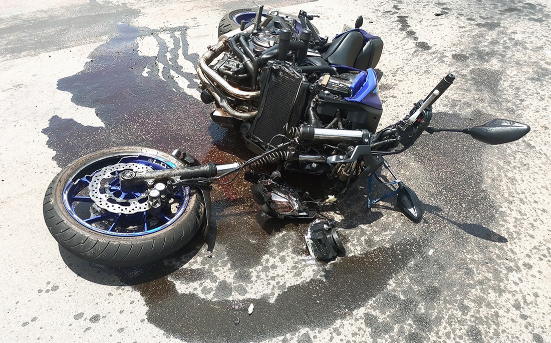 Homem é socorrido após violenta colisão entre moto de alta cilindrada e carro em Sinop