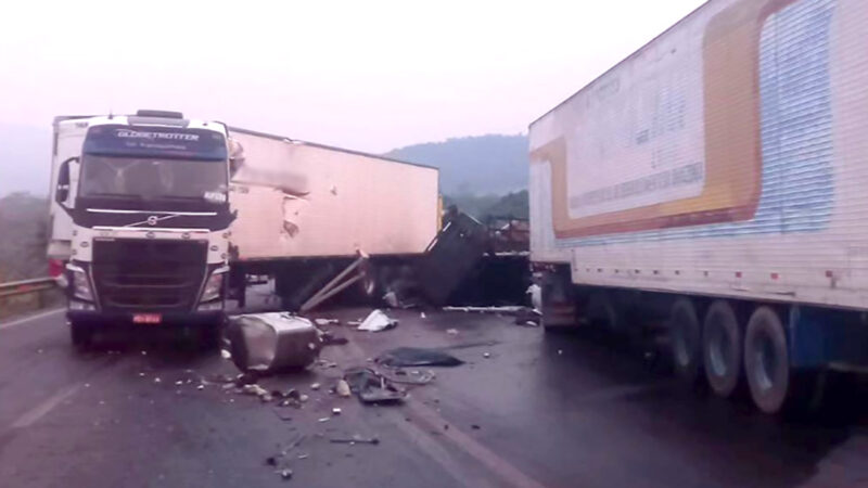 Caminhão fica destruído em colisão com carretas em rodovia de Mato Grosso; motorista preso às ferragens