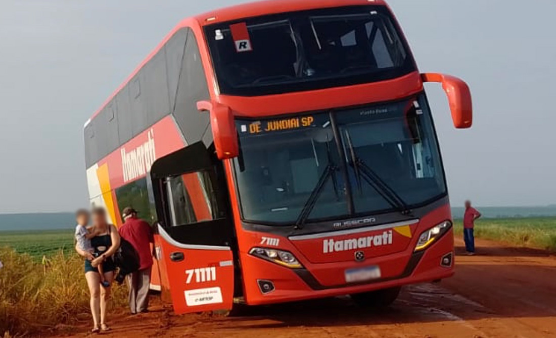 Ônibus que saiu de São Paulo com destino a Sinop atola em desvio