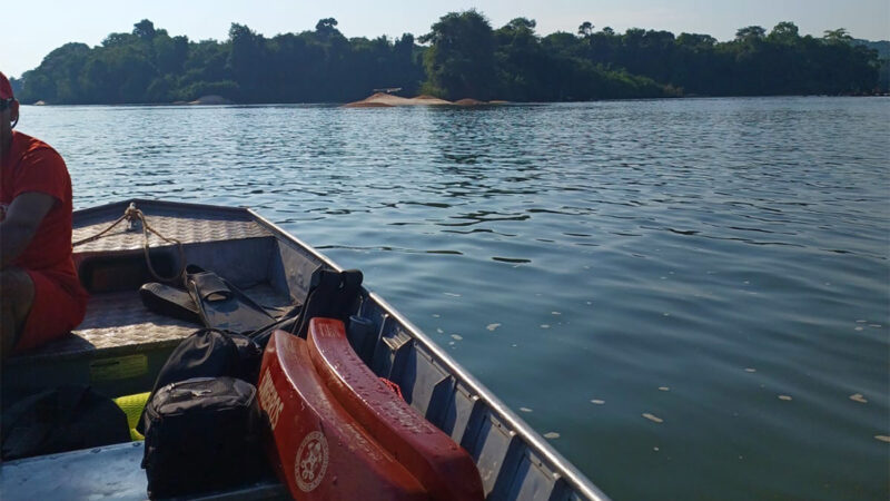 Bombeiros retomam pelo 2º dia buscas por piloto de barco que virou no Teles Pires em Sinop