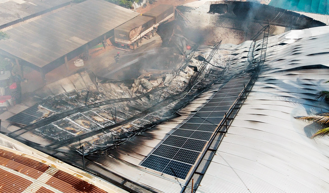 Incêndio destrói depósito em Sorriso; trator e maquinários destruídos