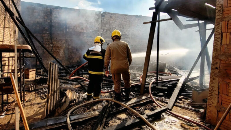 Bombeiros combatem incêndio em residência em Sinop