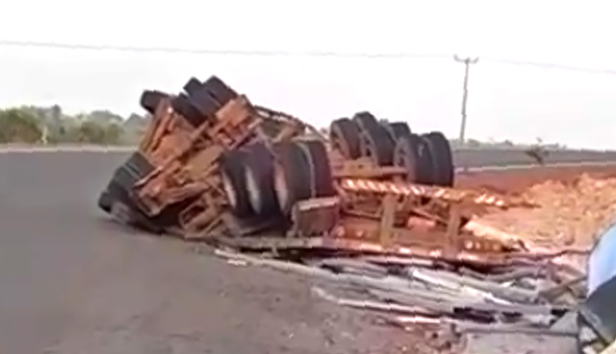 Carreta carregada de insumos tomba e motorista morre no Nortão