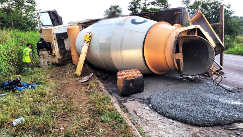 Caminhão tomba na BR-163 em Sorriso e motorista fica preso às ferragens