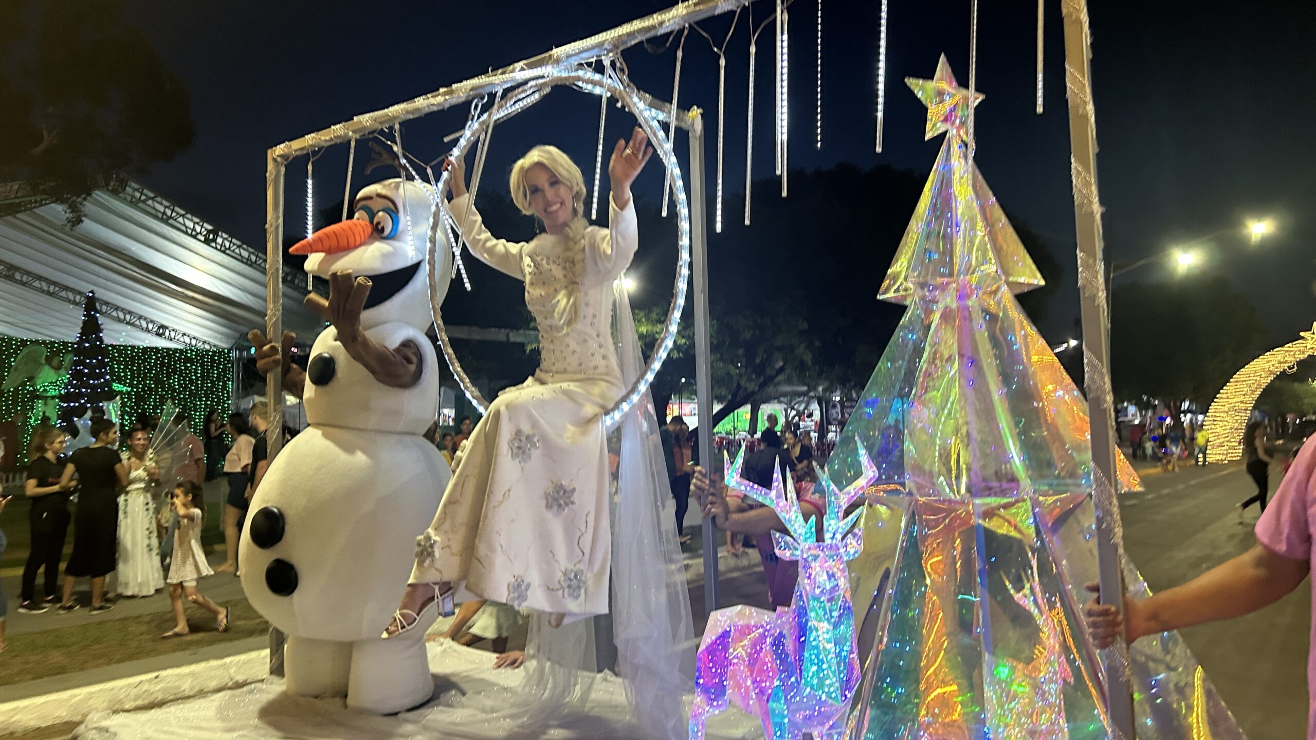 Parada natalina com 90 personagens será hoje em Sinop; roda gigante fica até amanhã