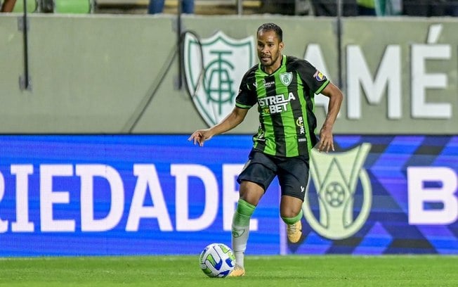 Everaldo não se apresenta para jogo do América e publica foto em viagem de férias