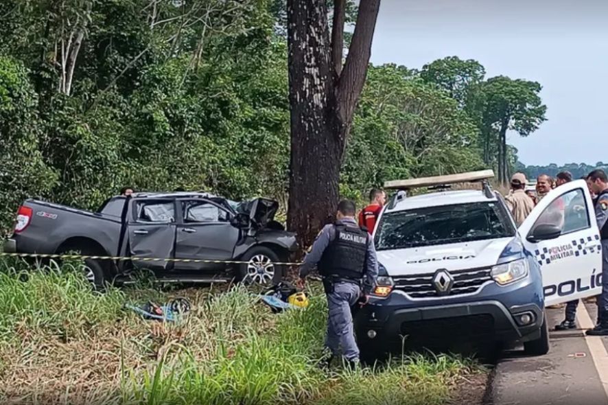 Dois morrem após veículo invadir pista contrária e bater em árvore na BR-163