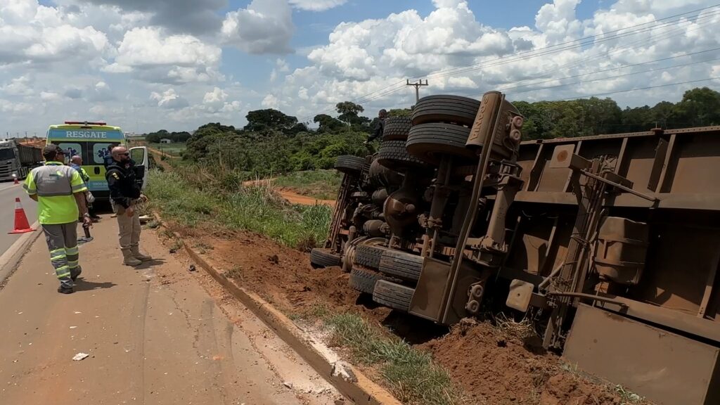 Acidente na BR-163: Scania tomba e derrama carga de milho em Sorriso