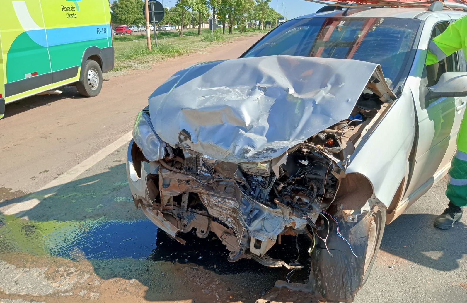 Caminhonete e carro se envolvem em colisão na BR-163 em Sinop