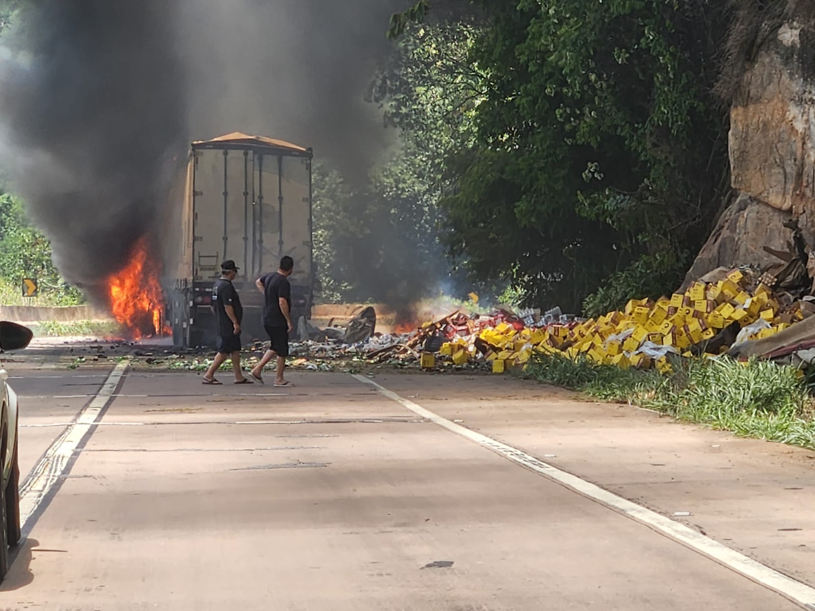 Carreta carregada com cerveja pega fogo em rodovia federal de Mato Grosso