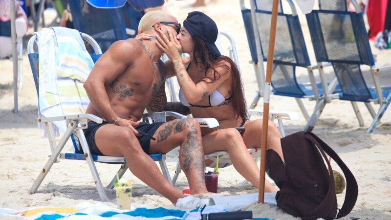 Existe amor pós-reality: Nathalia e Yuri trocam beijos na praia